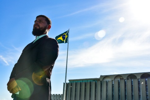 Praças e oficiais com enfermidades previstas em lei são dispensados sem benefícios após laudos oficiais negarem invalidez
